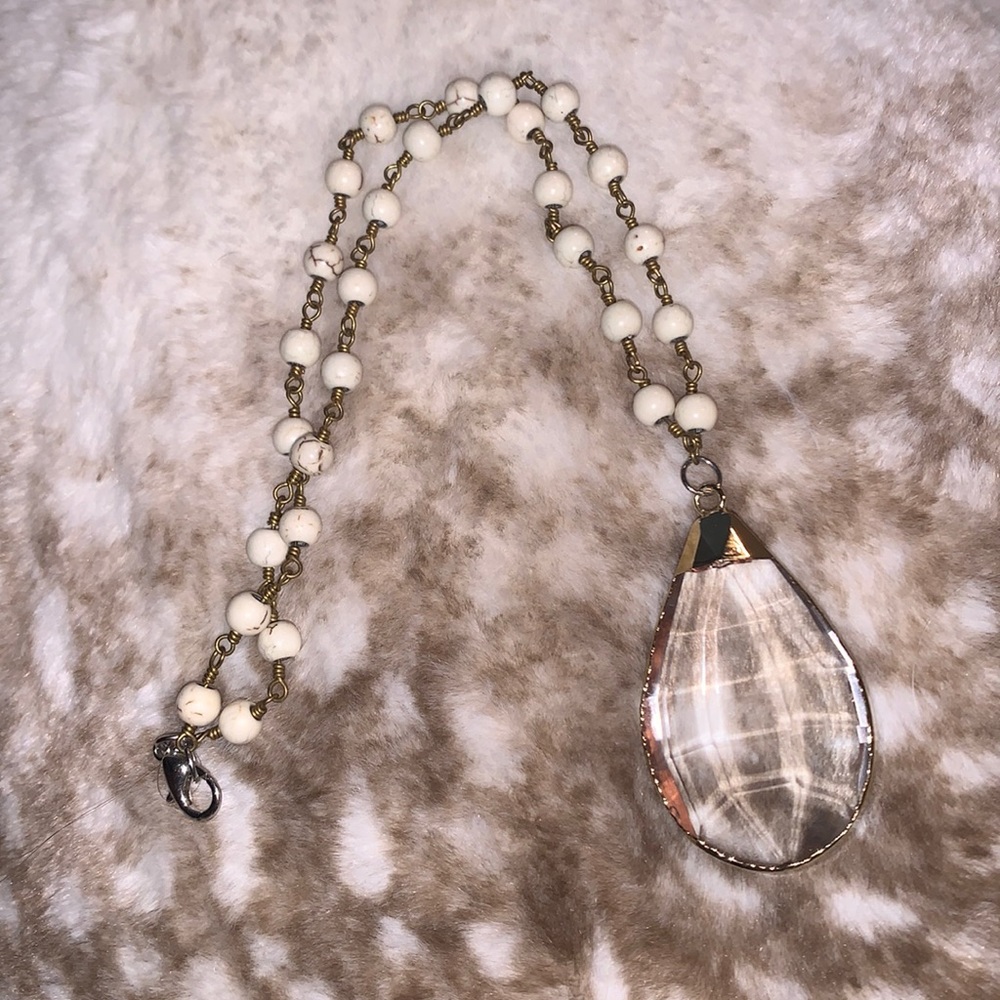 Pendant necklace with white marble looking chain